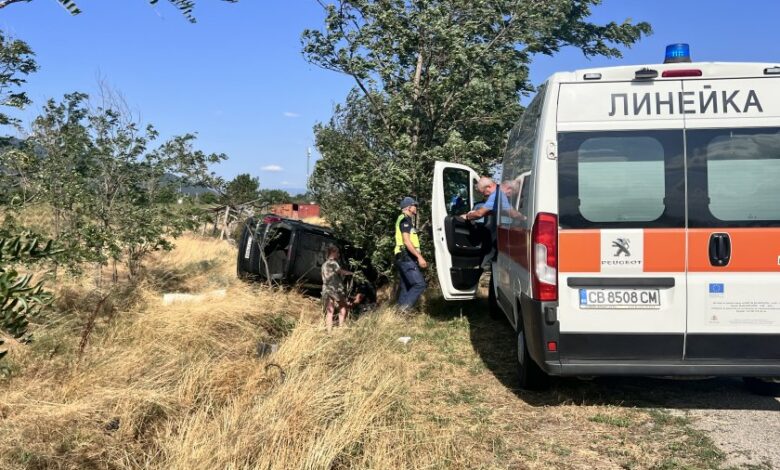 Кола с трима пътници се преобърна край Николаево, има пострадал