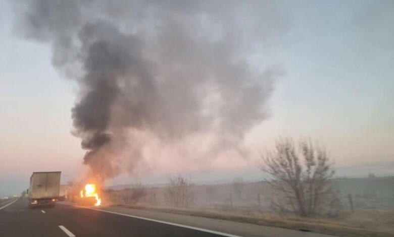 Кола се запали на магистрала „Тракия“ и предизвика пожар в нива с пшеница