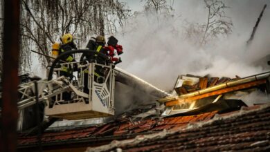 Ненормалник запали дома на бившата си, докато децата спят