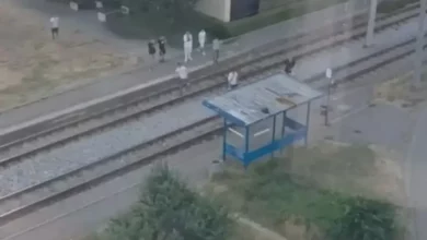 НЯМАТ СПИРАНЕ: Локали потрошиха с камъни трамвайна спирка в "Люлин" (ВИДЕО)