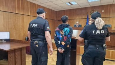 Постоянен арест за 17-годишния младеж, счупил зъбите на майка си