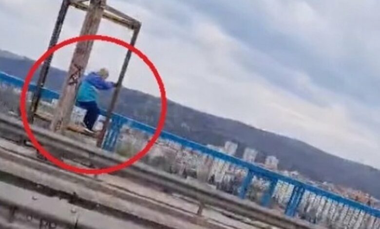 Само в Lupa.bg: Цивилни ченгета дебнат Аспаруховия мост за самоубийци