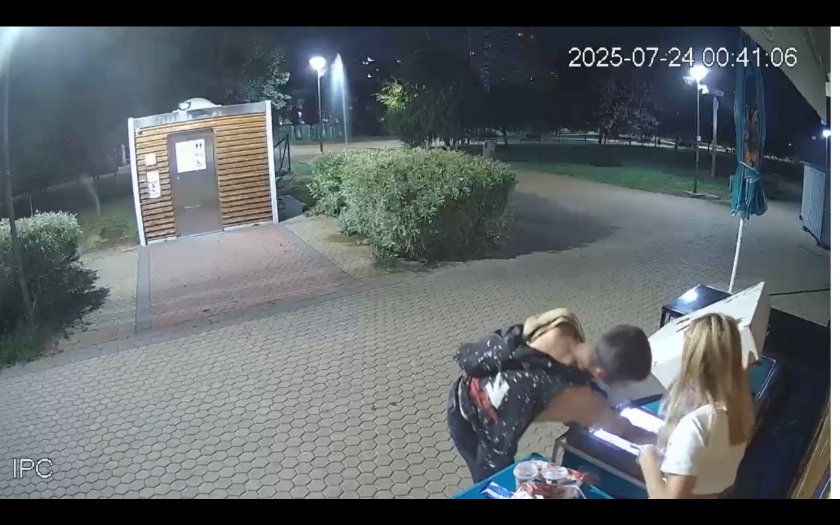 Само в Lupa.bg: Нагли лайненца крадат сладолед в парк "Възраждане" в София (ВИДЕО)