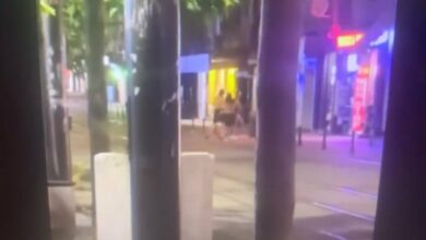 ШОК ВИДЕО: Непълнолетни изроди пребиват човек на пл. "Славейков"