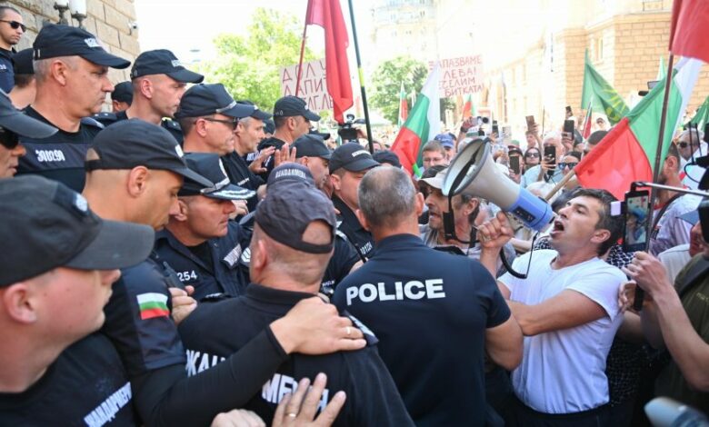Трима полицаи са пострадали на протеста на "Възраждане" в София