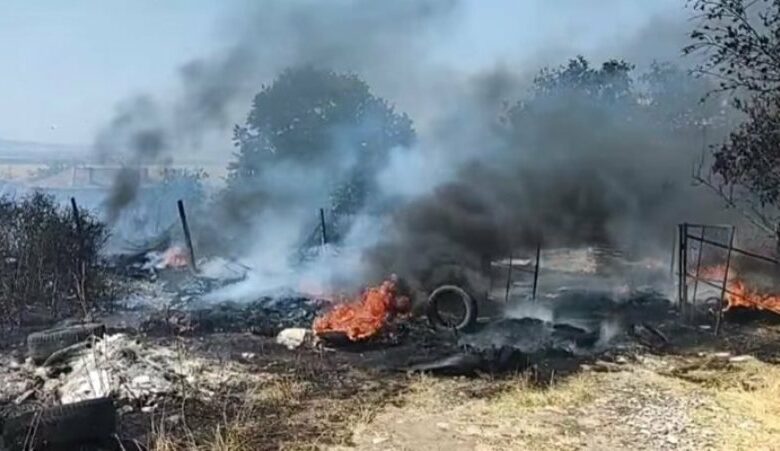 УЖАС: Локализиран е пожарът в Ямбол, но изгоря домът на жена с четири деца