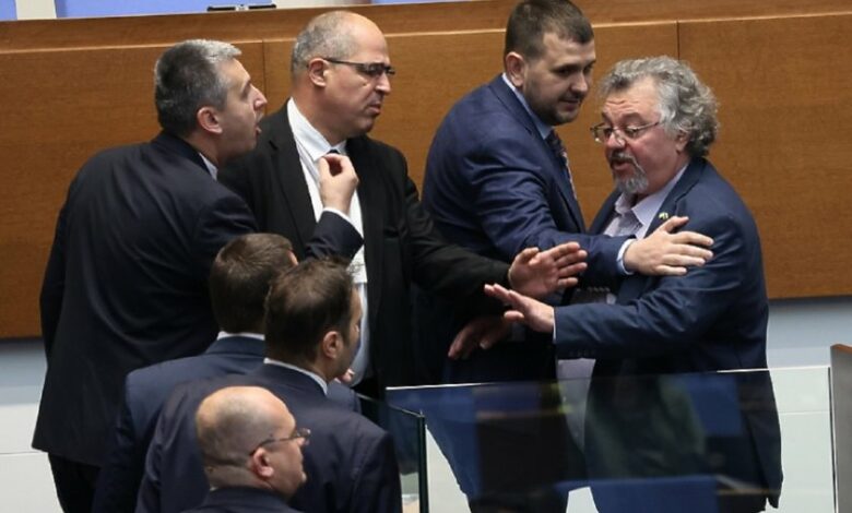 ЗА 50 БОНА: Манол Пейков заведе 78 страници иск срещу Копейкин