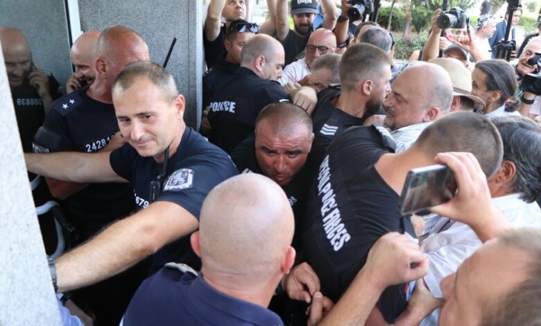 Задържаха мъж, ударил полицай на протеста на &bdquo;БОЕЦ&ldquo; в София