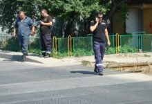 Заради спусната бариера: Влак помете каруца край Карлово, дете е загинало