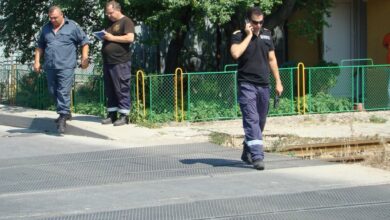 Заради спусната бариера: Влак помете каруца край Карлово, дете е загинало