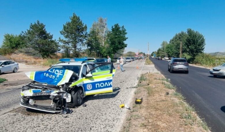 Чудо: Полицейска кола бе смачкана до неузнаваемост, но няма пострадали (СНИМКА)