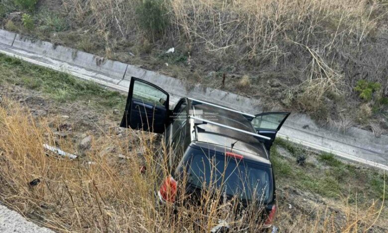 Кола падна в дере на Околовръстното в София, двама души са тежко ранени