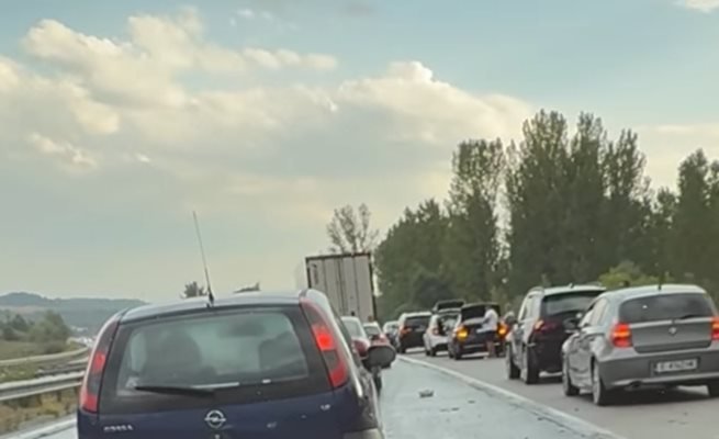 Кола се обърна по таван на "Струма", след като се удари в мантинелата