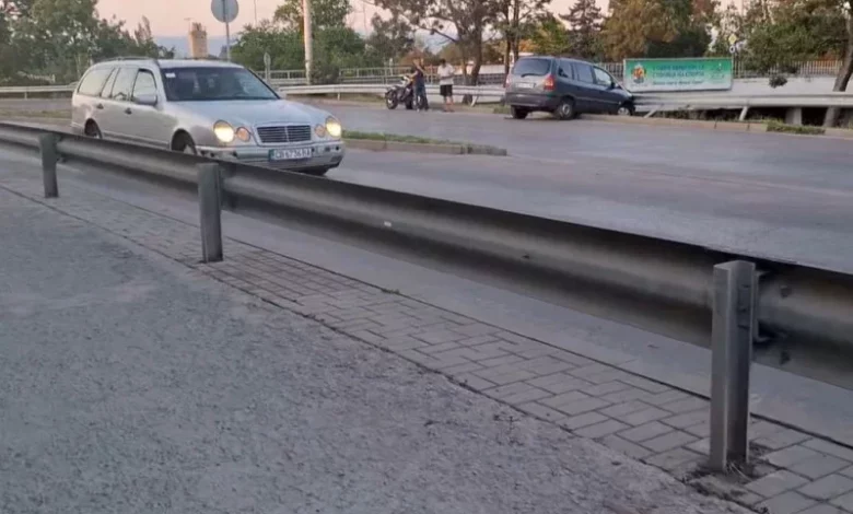 Кола се заби в мантинелата на надлез "Надежда" в София,