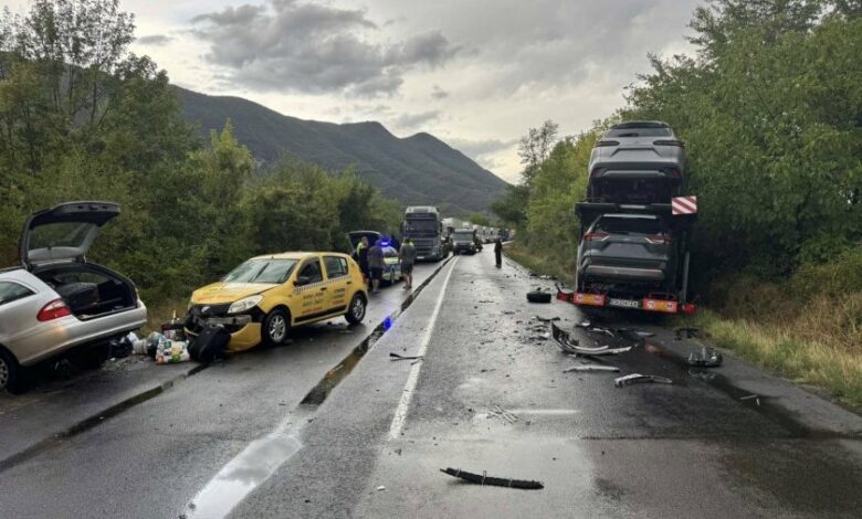 Меле с автовоз край Враца, има тежко ранени