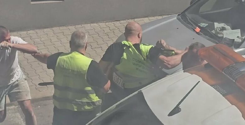 Общинският служител, налетял на бой заради махане на скоба, вече е обвиняем