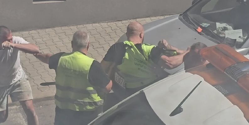 Общинският служител, налетял на бой заради махане на скоба, вече е обвиняем
