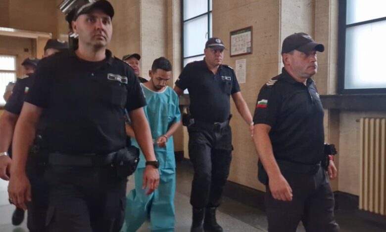 Първо в Lupa.bg: Докараха по пижама джигита Виктор в съда