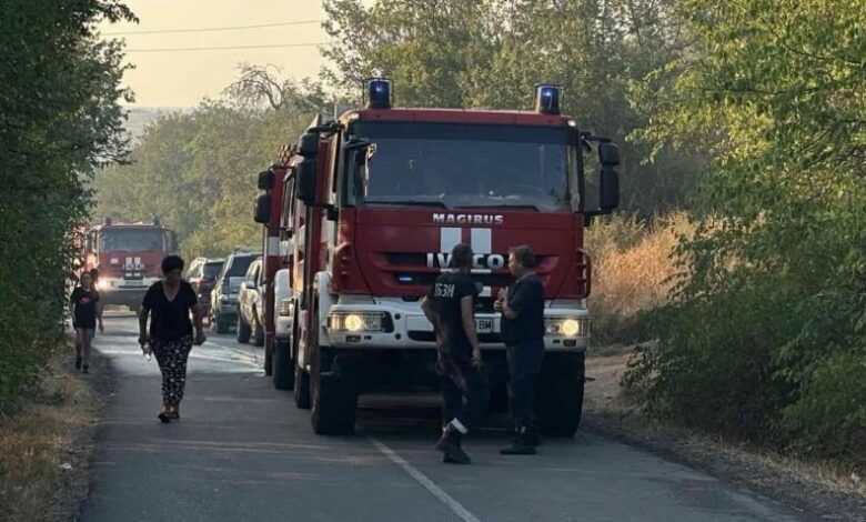 Пожар избухна в Харманли, болницата и стадионът са под заплаха