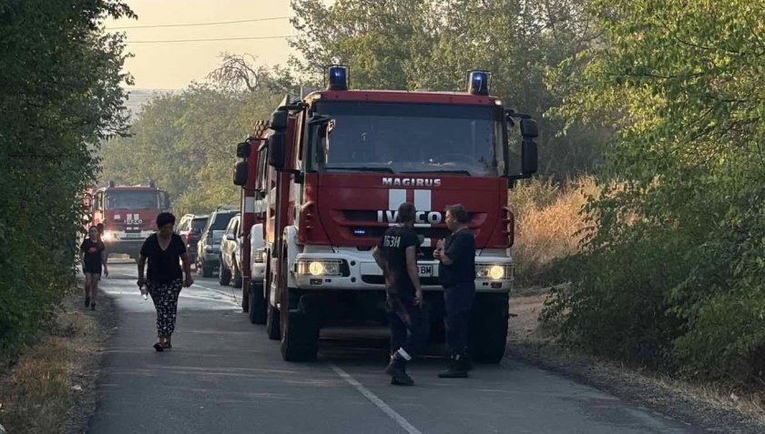 Пожар избухна в Харманли, болницата и стадионът са под заплаха