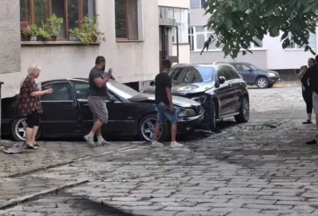 След автобуса: Циганин с БМВ нахлу в блок (ХИТ СНИМКИ)