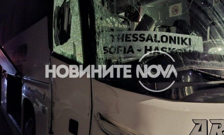 Тир и автобус се удариха на входа на София