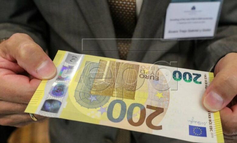 Тримата с фалшиви пари хванати с 10 000 евро менте (СНИМКИ)