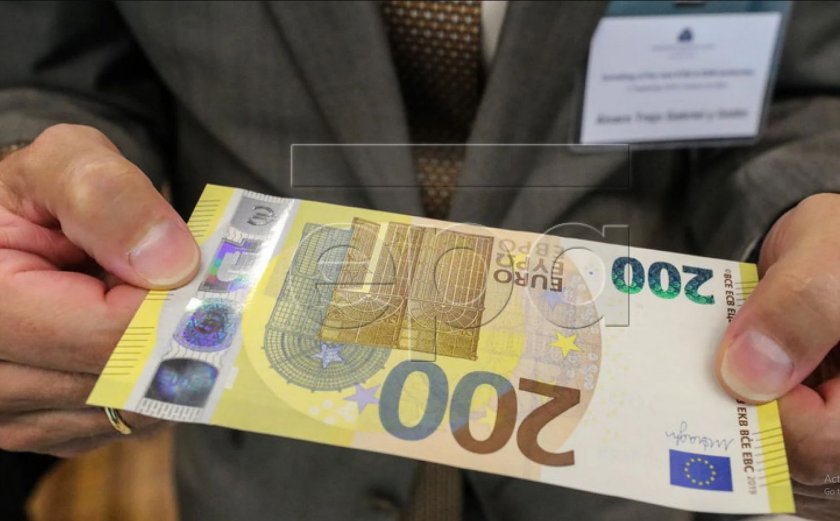 Тримата с фалшиви пари хванати с 10 000 евро менте (СНИМКИ)