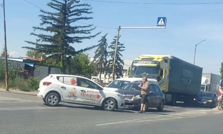 Два автомобила се удариха на столичния бул. "Европа"
