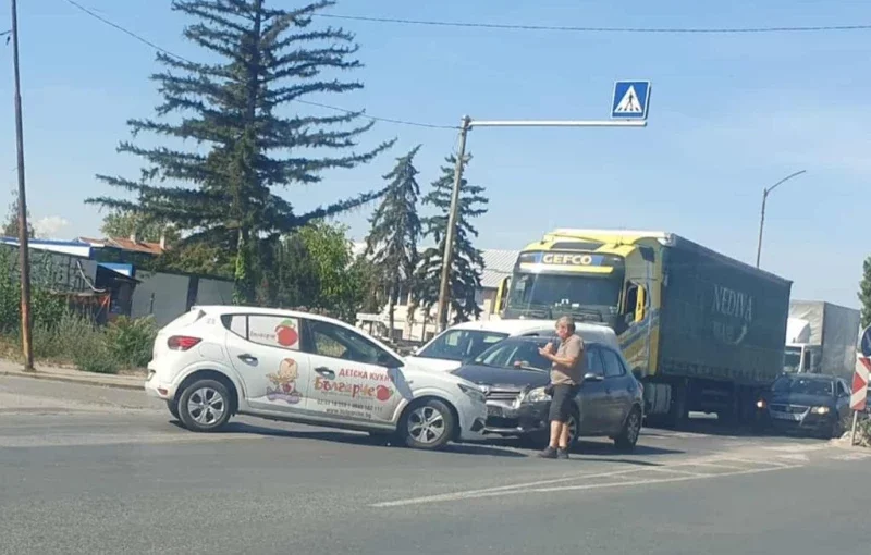 Два автомобила се удариха на столичния бул. "Европа"