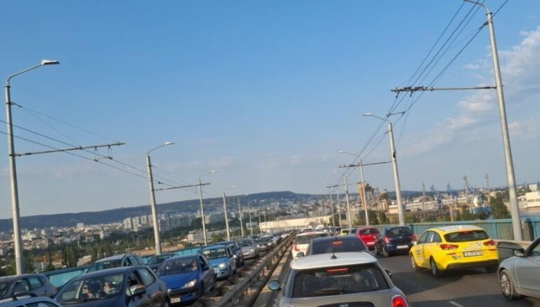 Мъже напират да се хвърлят от Аспаруховия мост, единият успя