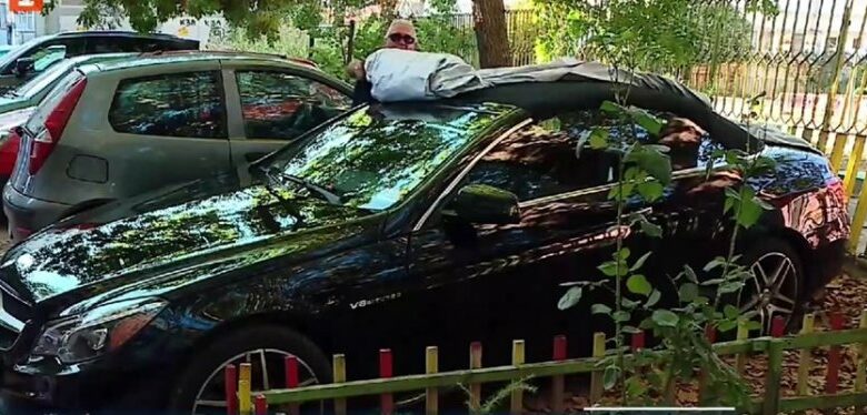 Младежи потрошиха кола в Пловдив и се снимаха с нея за предизвикателство в "ТикТок"