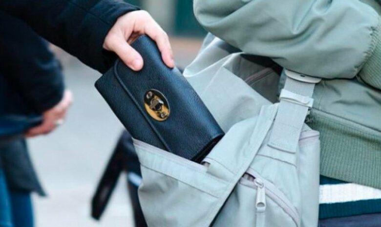 Нашенки гепиха портфейл на туристка в Гърция, хванаха ги на място