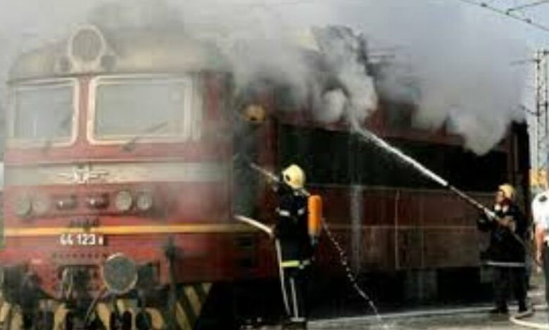 Скъсан проводник подпали локомотив на гара Мездра