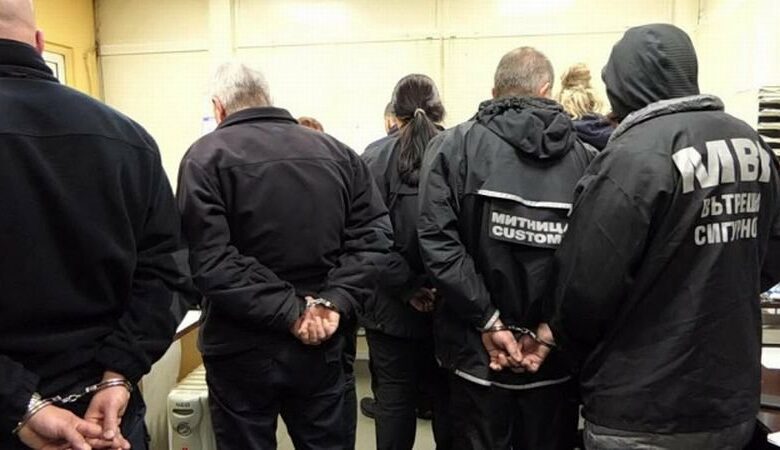 Задържаха петима души при акция на полицията в Перник