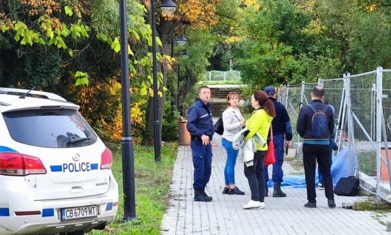 Бургазлии видяха жив кошмар: Труп на мъж виси на оградата на храм