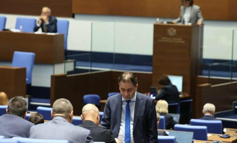 Депутатите отнемат и ДАР и ДАТО от Радев