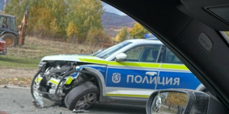 Катастрофа с патрулка блокира движението на Подбалканския път