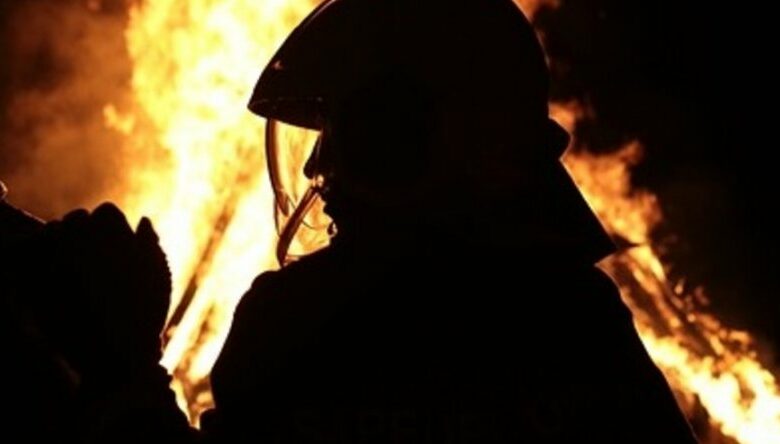Мъж и жена загинаха в домовете си при пожари