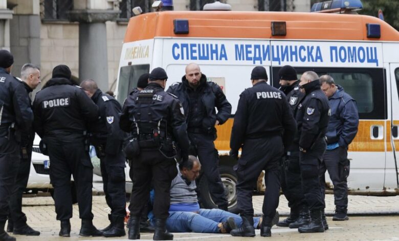 Мъж се опита да се самоубие в центъра на София!