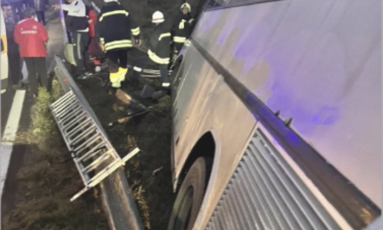 НА КОСЪМ: Автобус с работници надвисна над дере след удар с тир