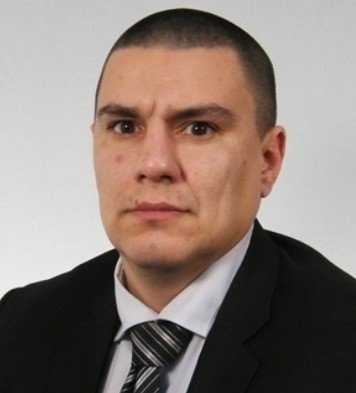 Огнена вендета срещу шефа на полицията в Козлодуй: Запалиха БМВ-то на жена му (СНИМКИ)