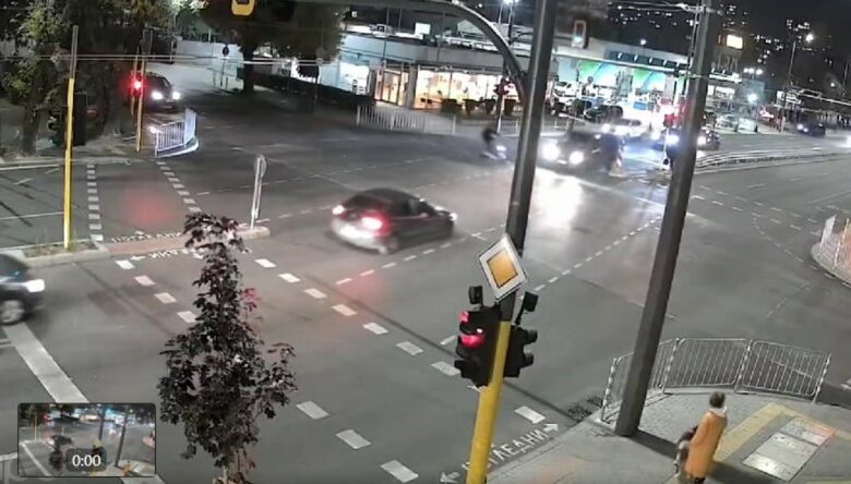 Тротинетка се удари в бус на столично кръстовище (ВИДЕО)