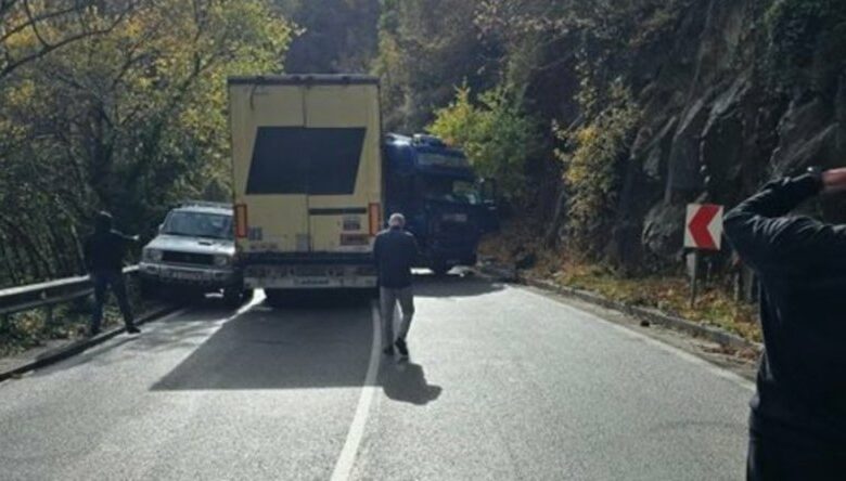 Завъртял се влекач блокира движението на пътя Асеновград-Смолян