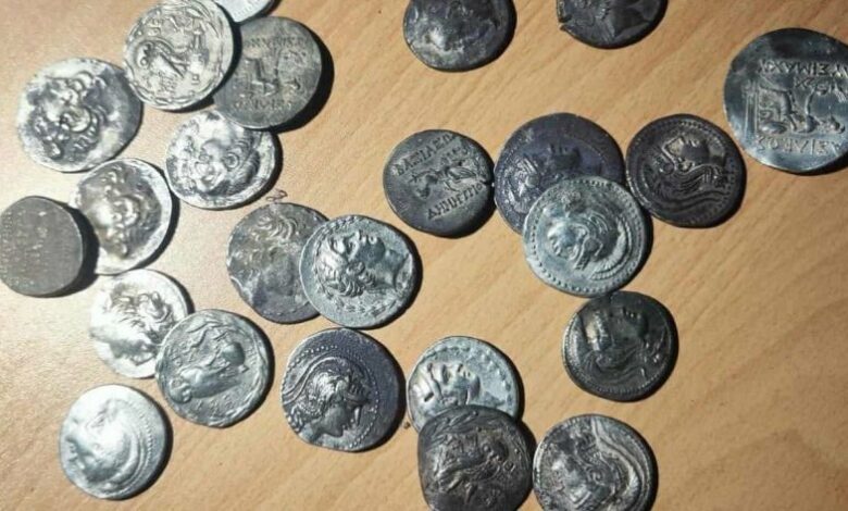 71 старинни монети задържаха митничари на МП Малко Търново