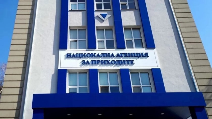 Данъчен, взел подкуп, се отърва само условна присъда