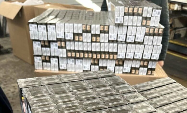 Голям удар на полицията: Заловиха над 70 000 къса цигари без бандерол в Доброславци
