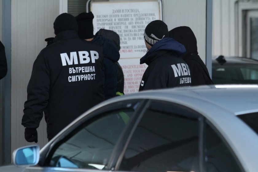 ИЗВЪНРЕДНО: ГДБОП задържа двама митничари за корупция