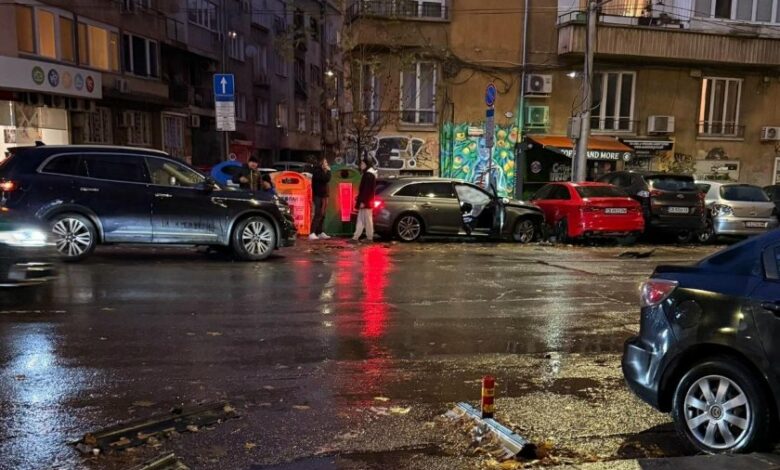 Кола се заби в паркирани коли в центъра на София, на друго място един пострада при верижна катастрофа!