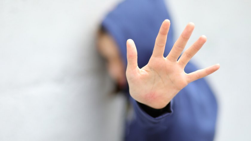 Майка преби 12-годишната си дъщеря в Казанлък